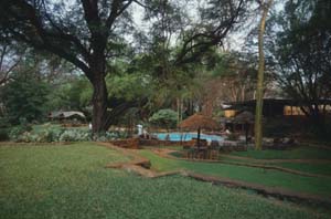 Parkanlage mit Swimmingpool. Samburu Serena Safari Lodge, Buffalo Springs National Reserve, Kenia. / Park with swimming pool. Samburu Serena Safari Lodge, Buffalo Springs National Reserve, Kenya. / (c) Walter Mitch Podszuck (Bwana Mitch) - #980831-52