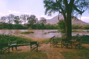 Ewaso N'giro, der "Braune Fluss". Samburu Serena Safari Lodge, Buffalo Springs National Reserve, Kenia. / Ewaso N'giro, the Brown River. Samburu Serena Safari Lodge, Buffalo Springs National Reserve, Kenya. / (c) Walter Mitch Podszuck (Bwana Mitch) - #980831-53