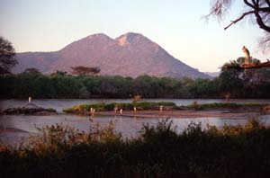 Abenddmmerung am Ewaso N'giro. Samburu Serena Safari Lodge, Buffalo Springs National Reserve, Kenia. / Dusk at Ewaso N'giro. Samburu Serena Safari Lodge, Buffalo Springs National Reserve, Kenya. / (c) Walter Mitch Podszuck (Bwana Mitch) - #980831-87