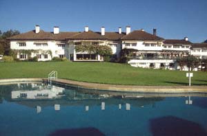 Pool und Hauptgebude des Mount Kenya Safari Club. Nanyuki, Kenia. / Pool and main building of Mount Kenya Safari Club. Nanyuki, Kenya. / (c) Walter Mitch Podszuck (Bwana Mitch) - #980903-022