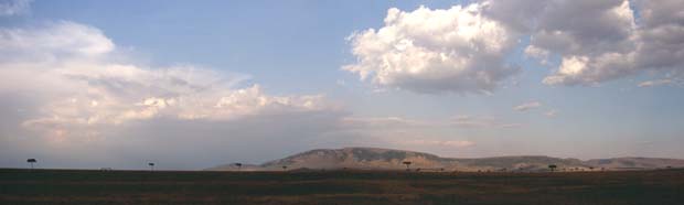 Blick auf den Esoit Oloololo Escarpment, dem Schauplatz der Begrbnisszene in Jenseits von Afrika. Masai Mara, Kenia. / View on the Esoit Oloololo Escarpment, location of the funeral scene in Out of Africa. Masai Mara, Kenya. / (c) Walter Mitch Podszuck (Bwana Mitch) - #980903-140-141