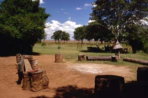 Die Feuerstelle, beliebter Treffpunkt am Abend. Governors' Camp, Masai Mara National Reserve, Kenia. / The fireplace, popular meeting point in the evening. Governors' Camp, Masai Mara National Reserve, Kenya. / (c) Walter Mitch Podszuck (Bwana Mitch) - #980907-111