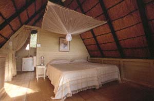 Im Chalet #7 von Chobe Chilwero. Kasane, Botsuana. / Inside Chalet #7 of Chobe Chilwero. Kasane, Botswana. / (c) Walter Mitch Podszuck (Bwana Mitch) - #991224-07