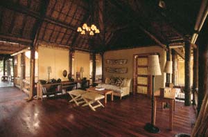 Lounge mit Bcherei vom Chief's Camp. Chief's Island, Moremi Game Reserve, Botsuana. / Lounge with library of Chief's Camp. Chief's Island, Moremi Game Reserve, Botswana. / (c) Walter Mitch Podszuck (Bwana Mitch) - #991227-072